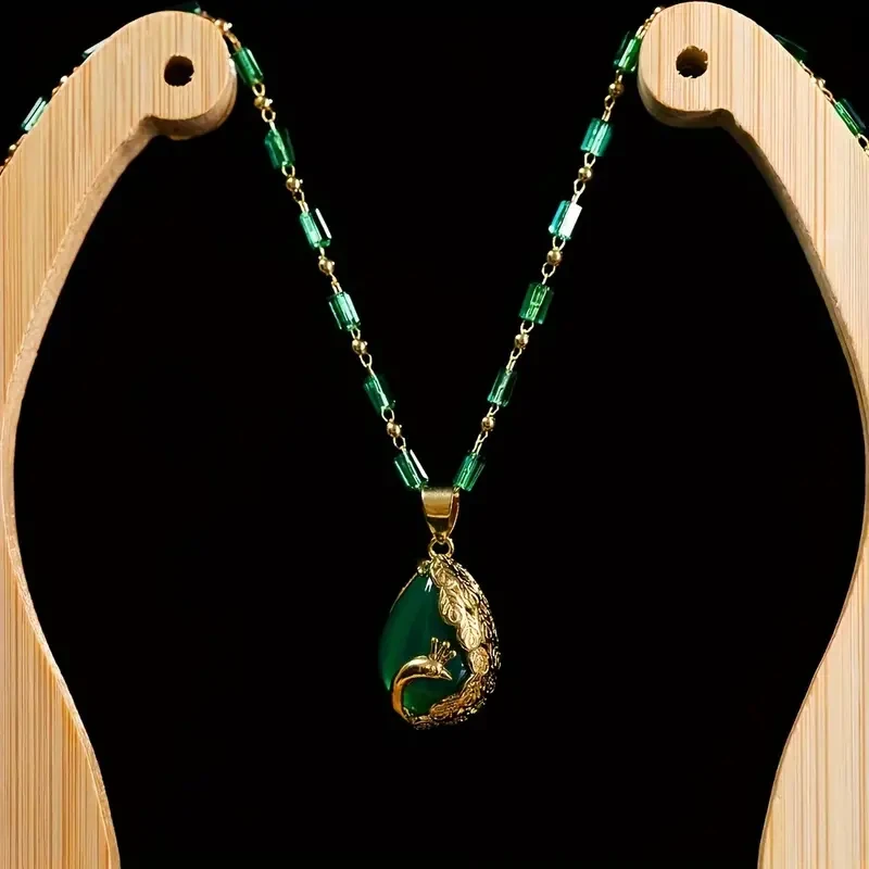 Elegante collar con colgante de pavo real