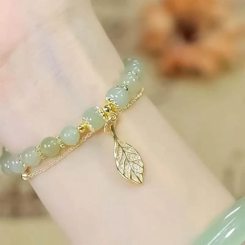 Exquisita pulsera con colgante de cuentas de vidrio en forma de hoja