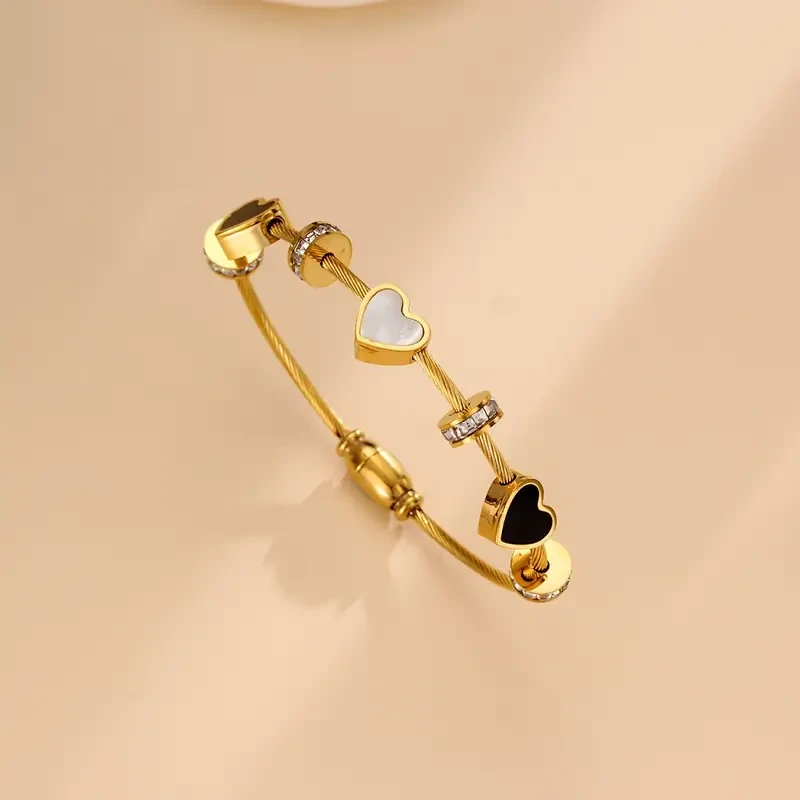 Pulsera con dijes vibrantes en forma de corazón
