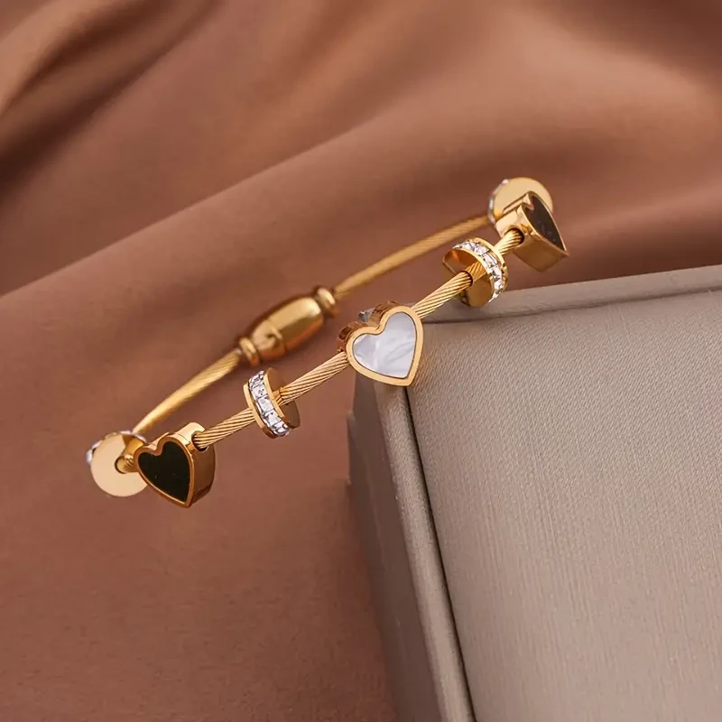 Pulsera con dijes vibrantes en forma de corazón