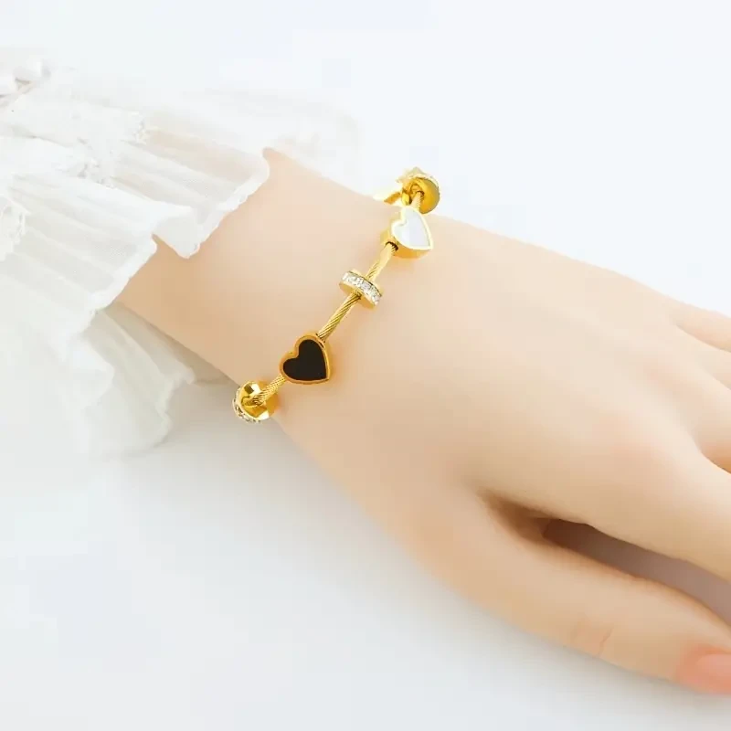 Pulsera con dijes vibrantes en forma de corazón