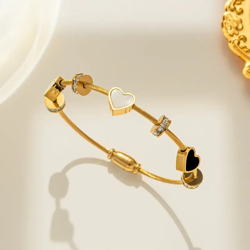 Pulsera con dijes vibrantes en forma de corazón