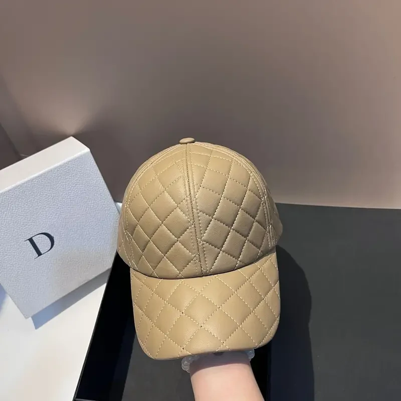 Gorra de béisbol de piel sintética acolchada para mujer