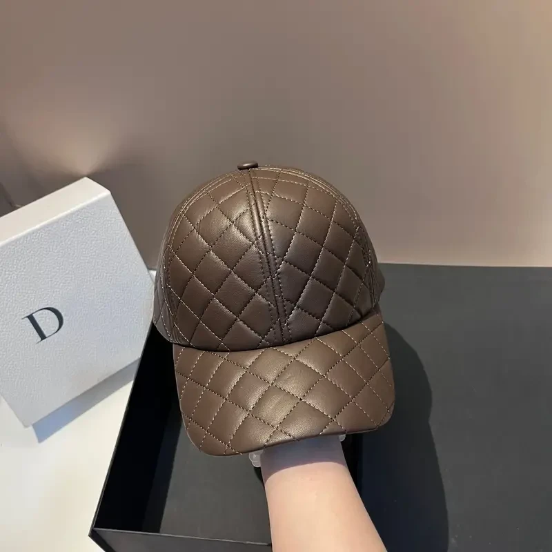 Gorra de béisbol de piel sintética acolchada para mujer