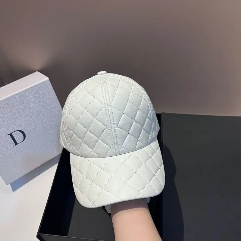 Gorra de béisbol de piel sintética acolchada para mujer