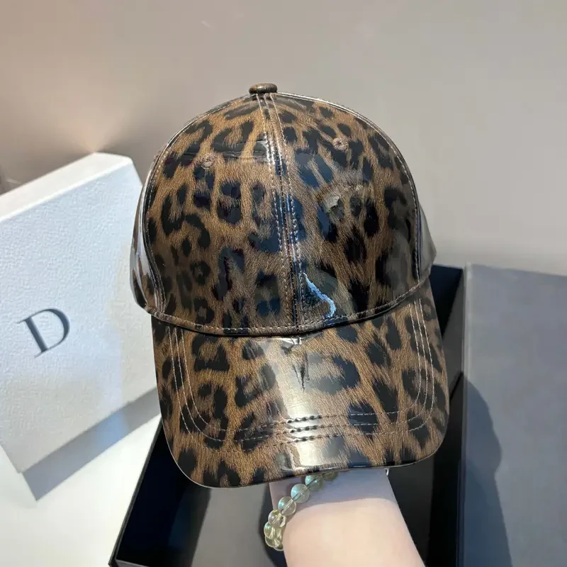 Gorra de béisbol de cuero sintético con estampado animal de lujo
