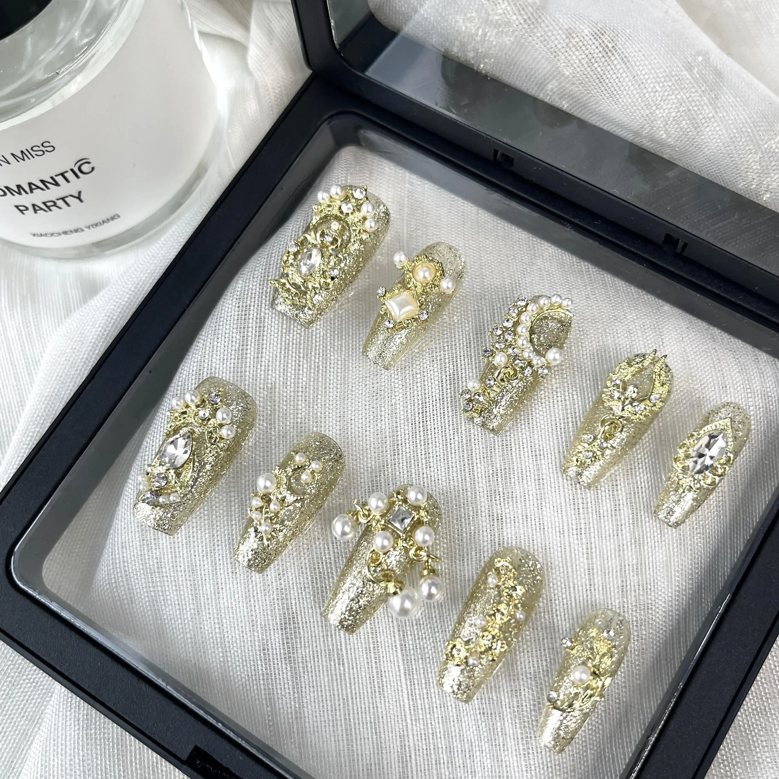 Belleza de uñas terminada hecha a mano personalizada