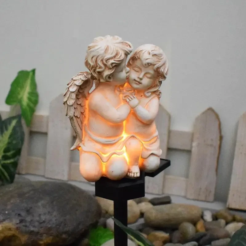 Estatua de jardín de querubines con luces solares y ángeles durmientes.