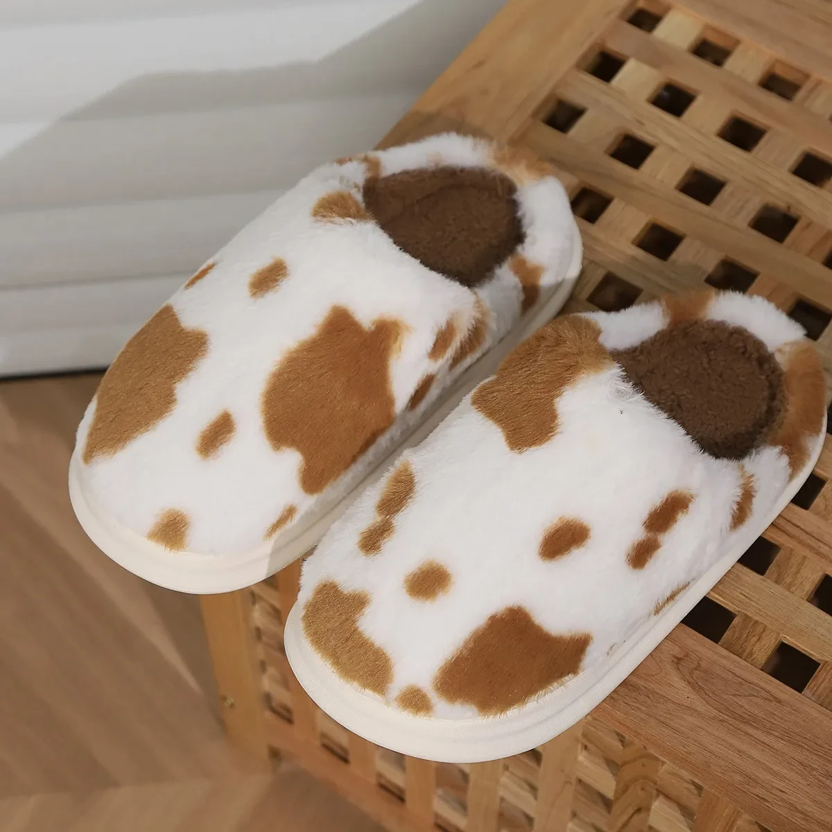 Lindas pantuflas de peluche con manchas de vaca