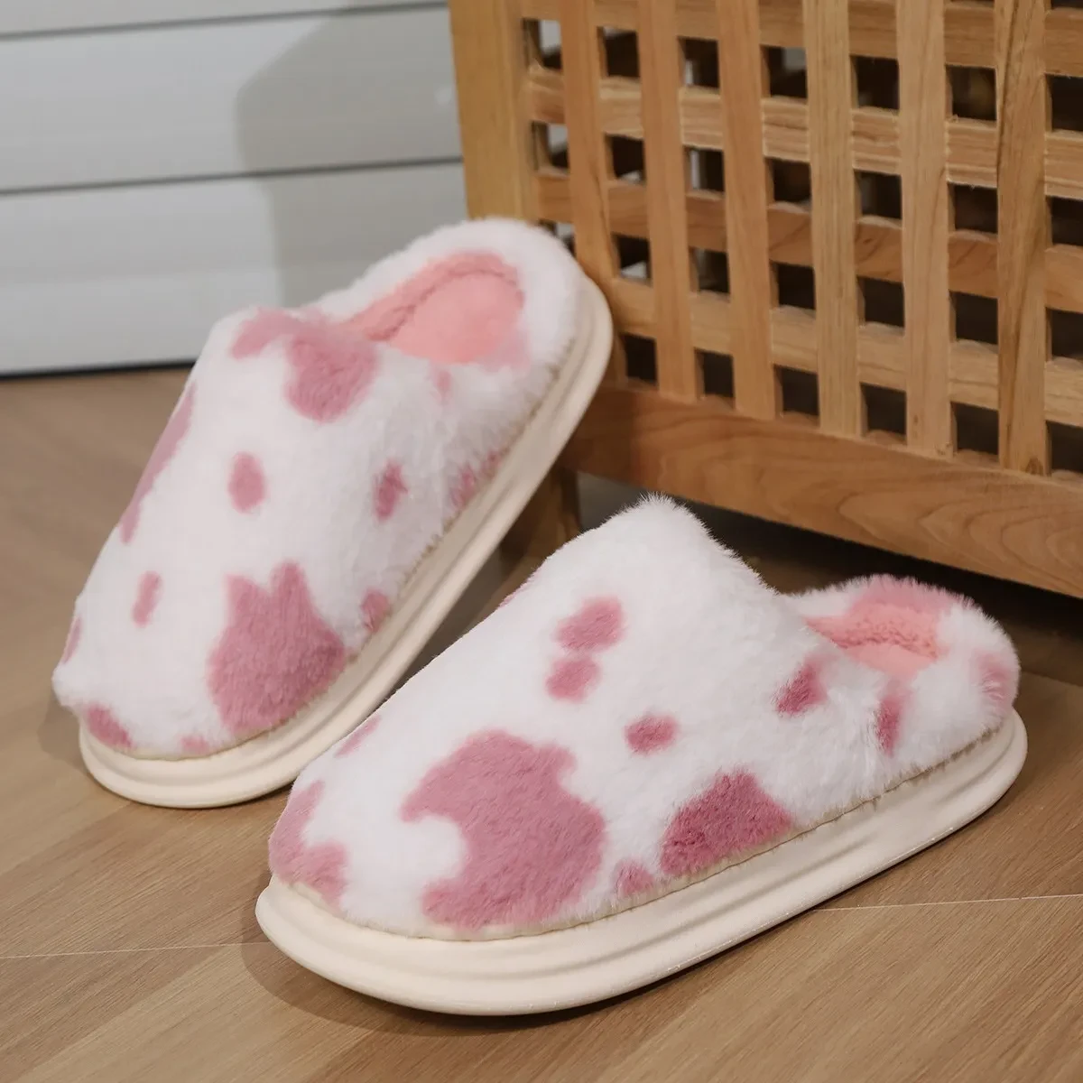 Lindas pantuflas de peluche con manchas de vaca