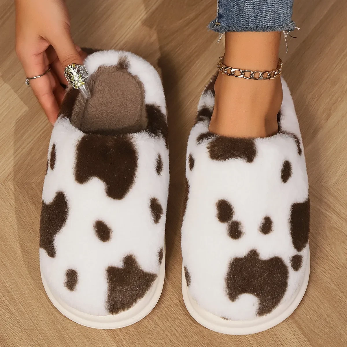 Lindas pantuflas de peluche con manchas de vaca