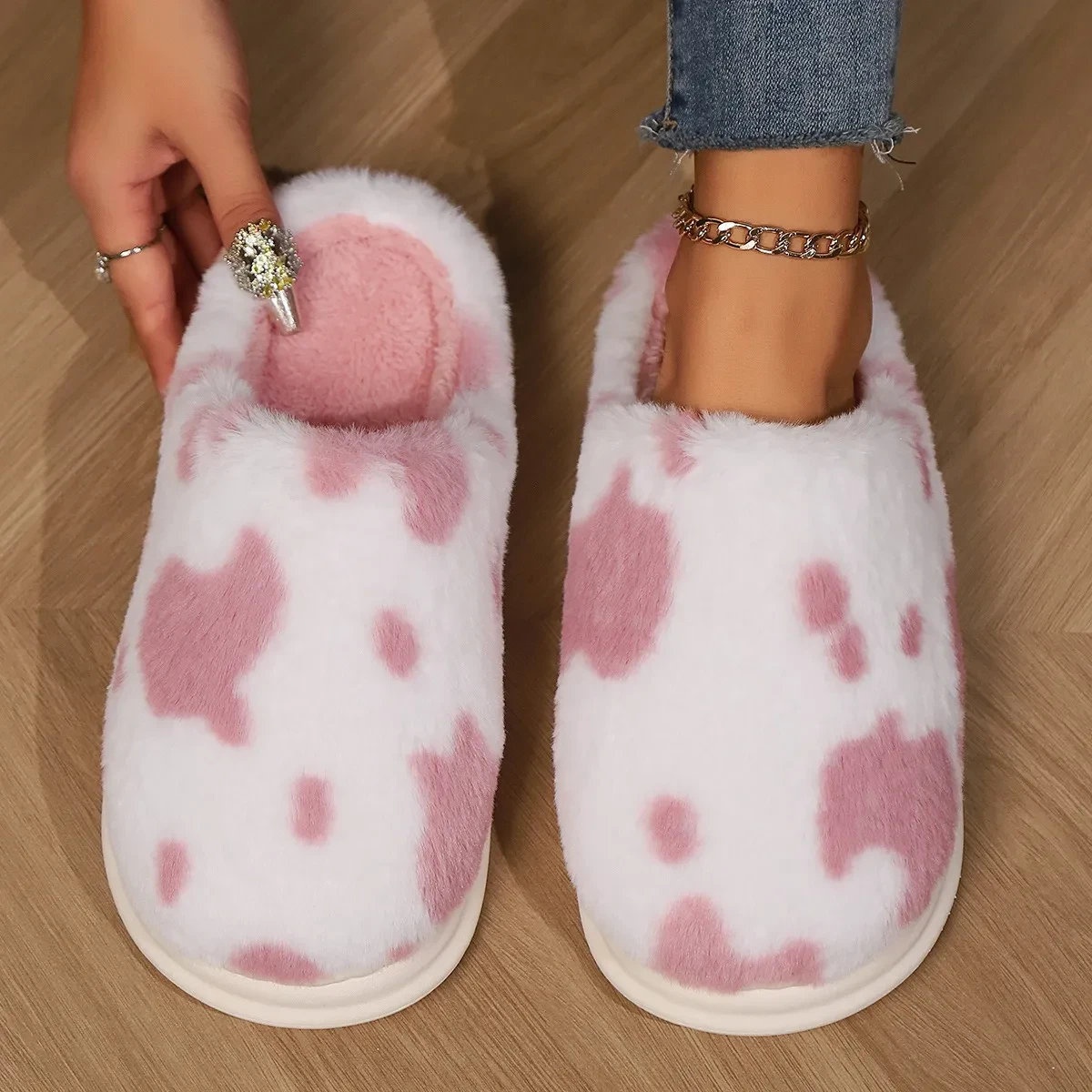 Lindas pantuflas de peluche con manchas de vaca