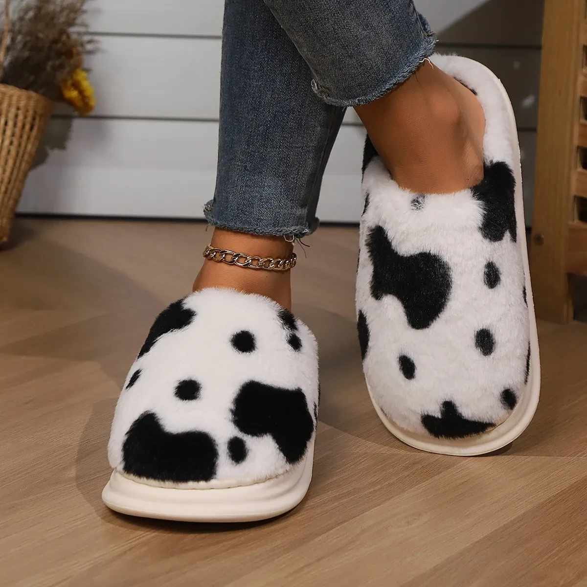 Lindas pantuflas de peluche con manchas de vaca