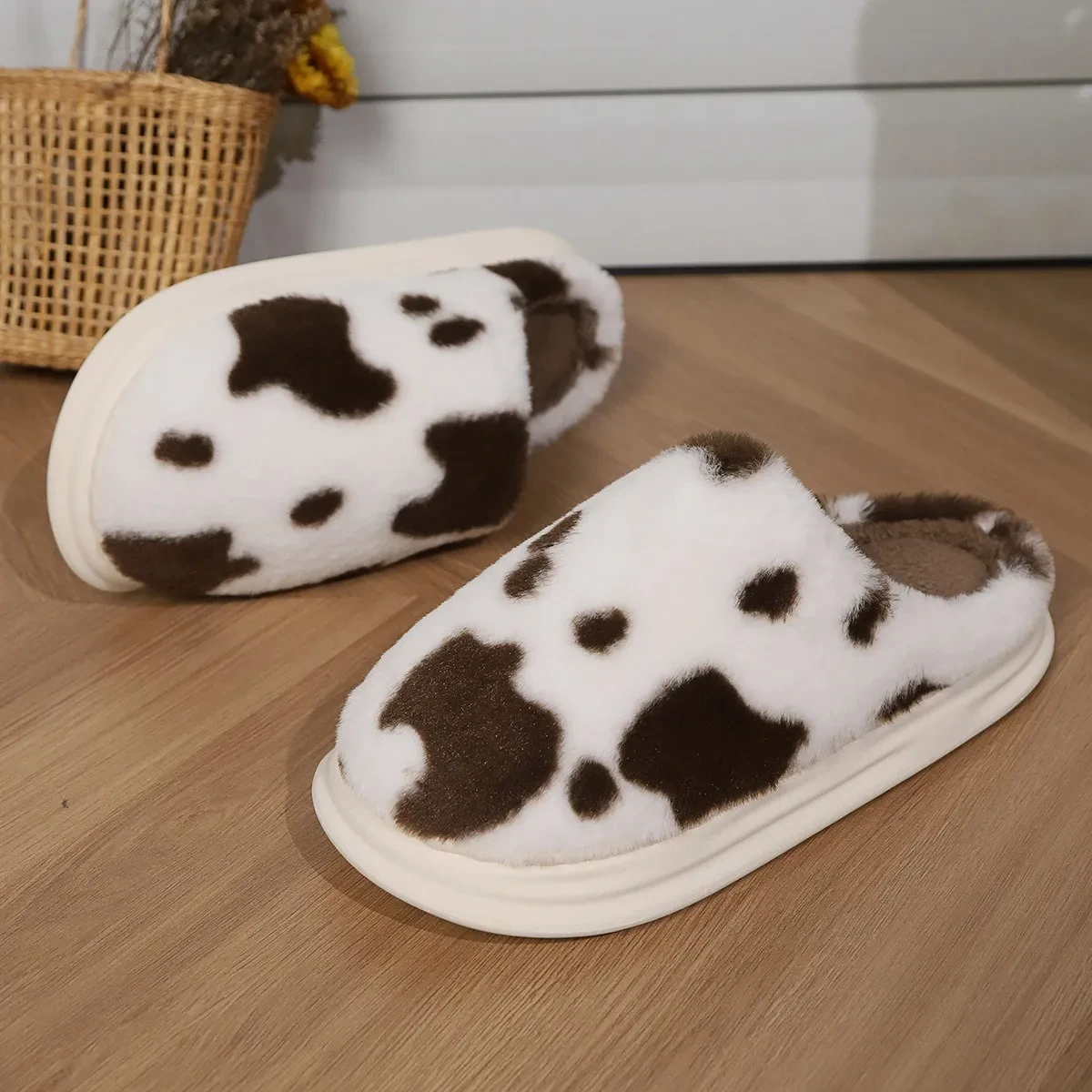 Lindas pantuflas de peluche con manchas de vaca