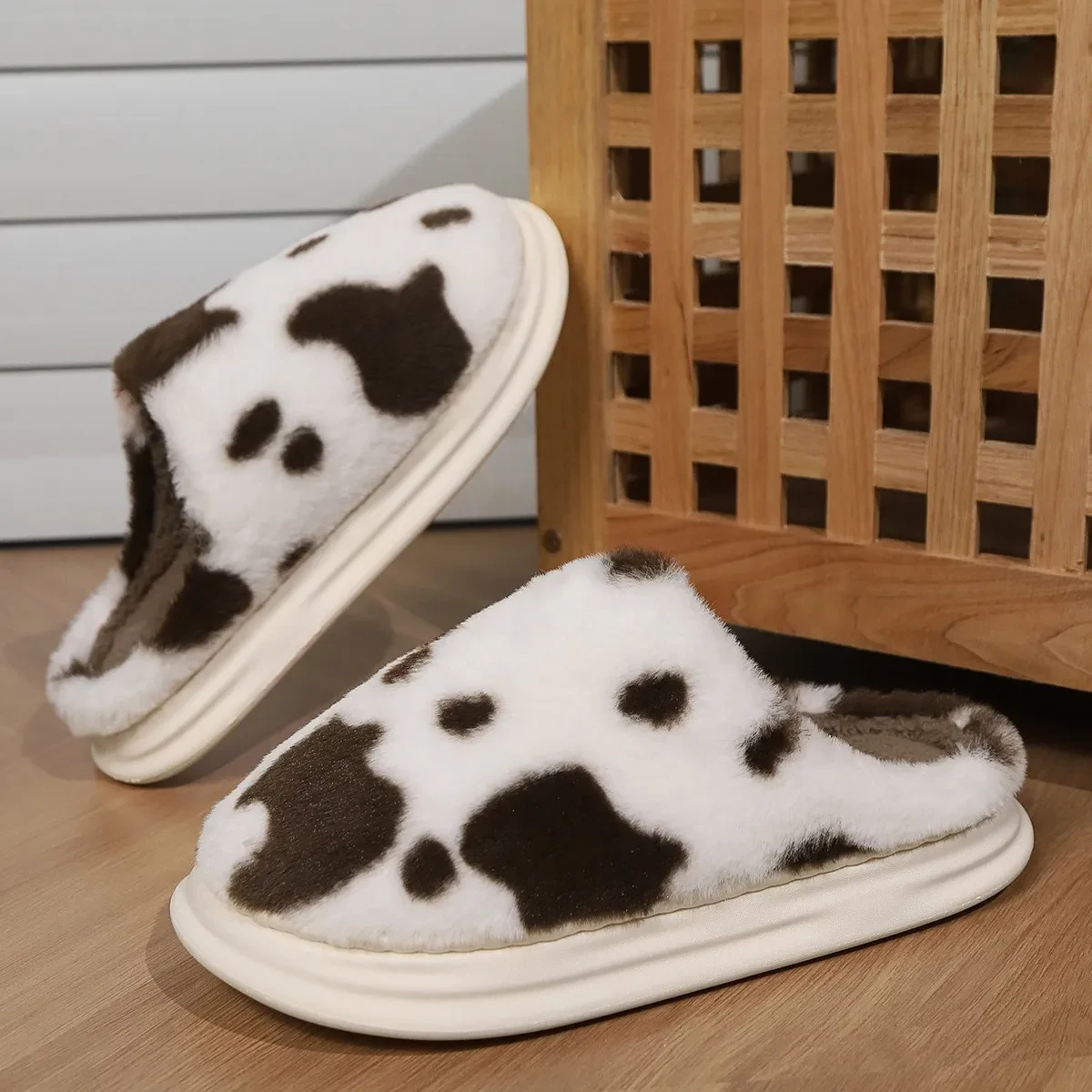 Lindas pantuflas de peluche con manchas de vaca