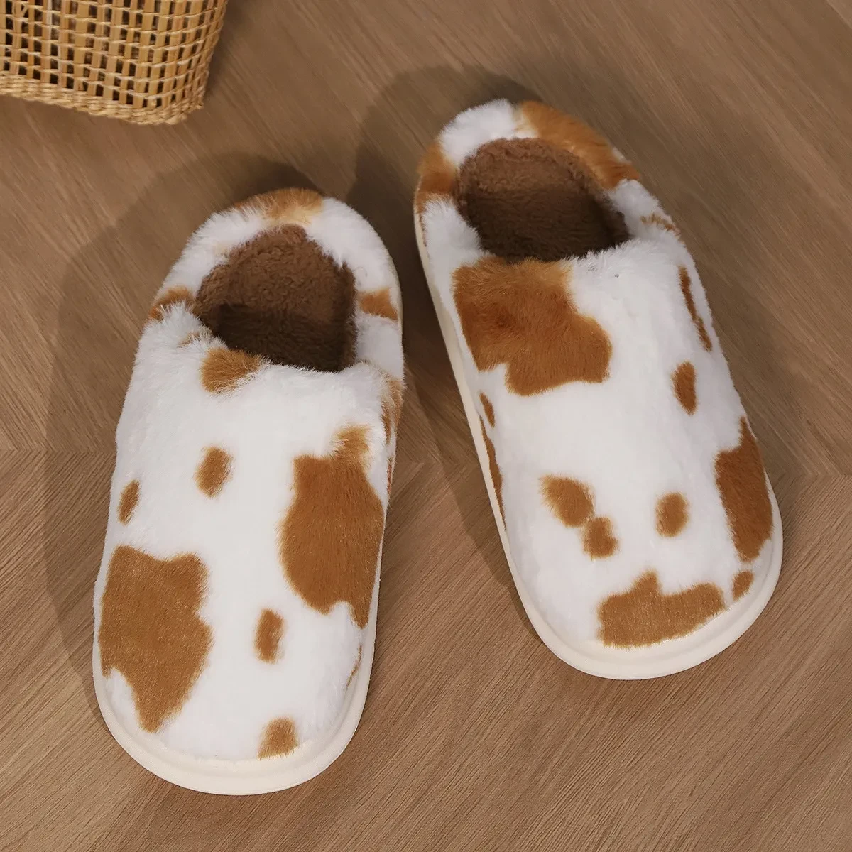 Lindas pantuflas de peluche con manchas de vaca