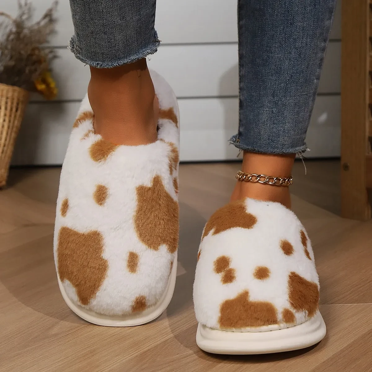 Lindas pantuflas de peluche con manchas de vaca