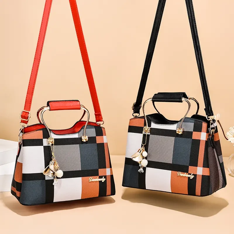 Bolso de hombro con colgante y estampado de cuadros en bloques de color para mujer