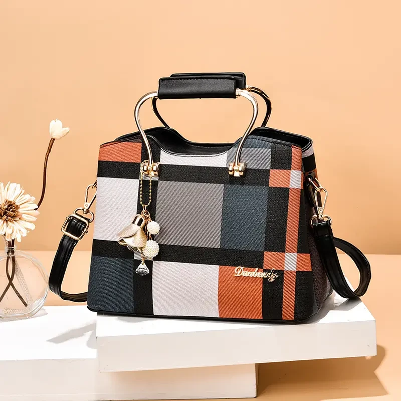 Bolso de hombro con colgante y estampado de cuadros en bloques de color para mujer