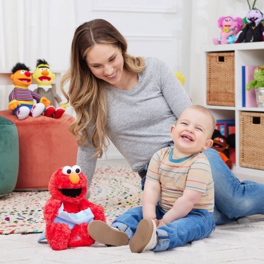 Peluche animado de Elmo con la figura del cucú de Barrio Sésamo