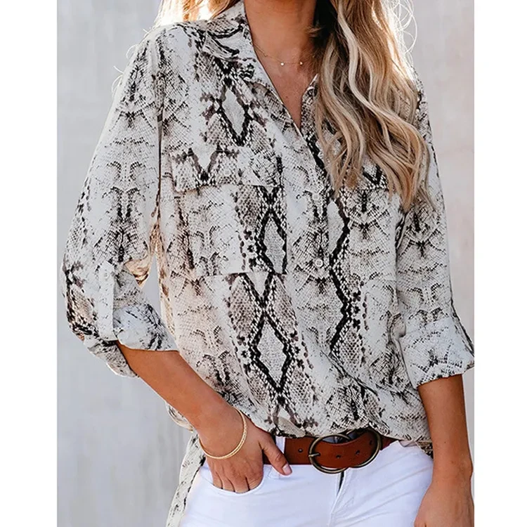 Camiseta de cuello en V con estampado de leopardo de moda