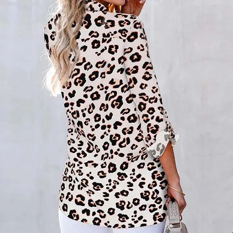 Camiseta de cuello en V con estampado de leopardo de moda