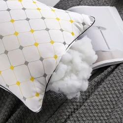 Almohada de cama de hotel de lujo