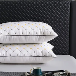 Almohada de cama de hotel de lujo