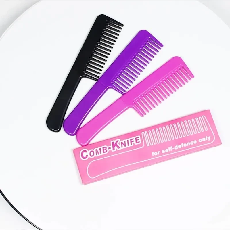 Peine de peluquería sencillo de plástico multicolor.