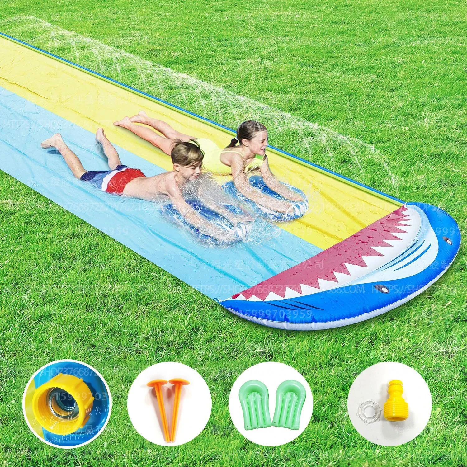 Tobogán de agua para exteriores para niños con rociador de agua