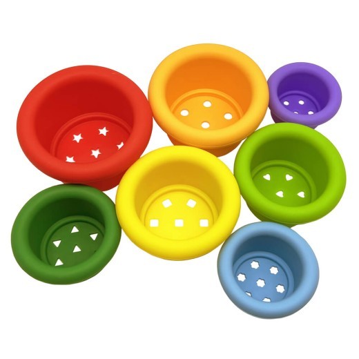 Vasos apilables y set de chorros para baño de La Oruga Muy Hambrienta