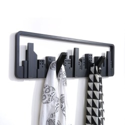 Perchero de pared con diseño de paisaje urbano negro