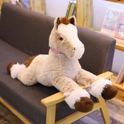 Caballo de peluche suave y tierno