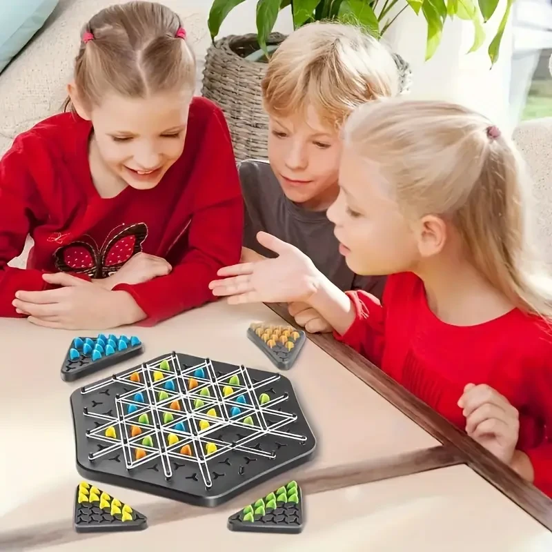 Juego de ajedrez triangular y banda elástica