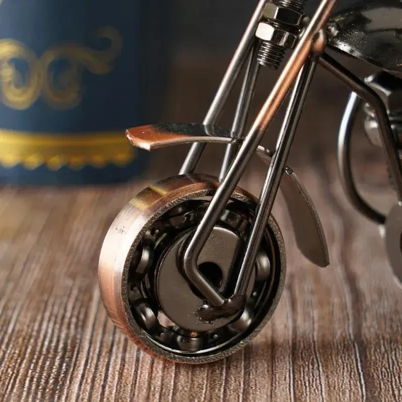 Figura de motocicleta de arte de hierro vintage