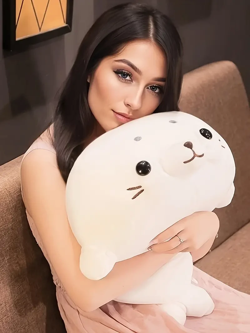 Adorable peluche de foca blanca: suave, tierno y creativo, con postura acostada.