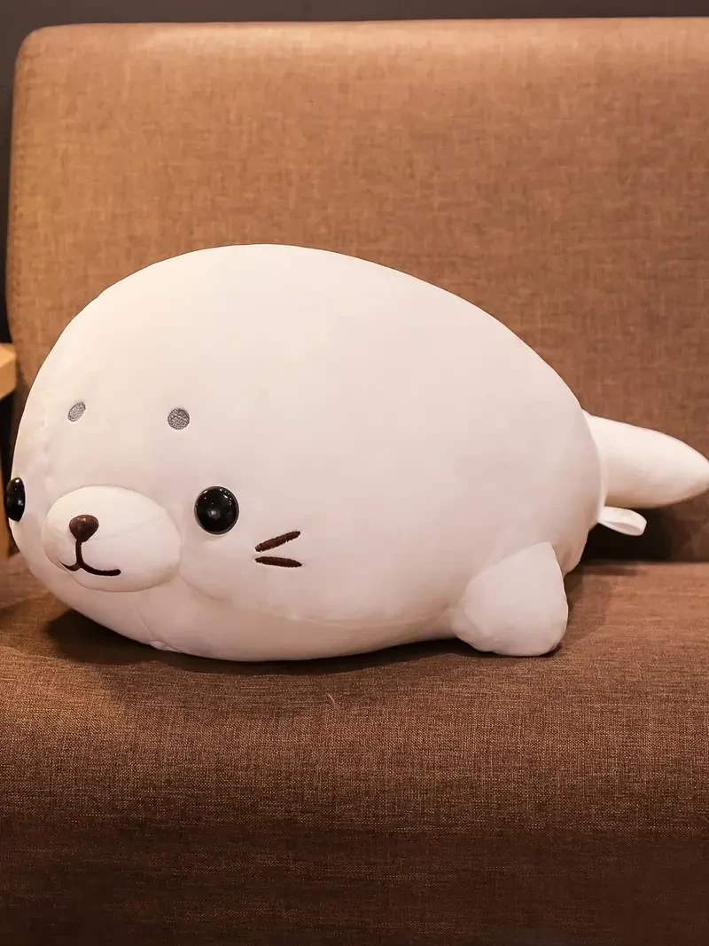 Adorable peluche de foca blanca: suave, tierno y creativo, con postura acostada.