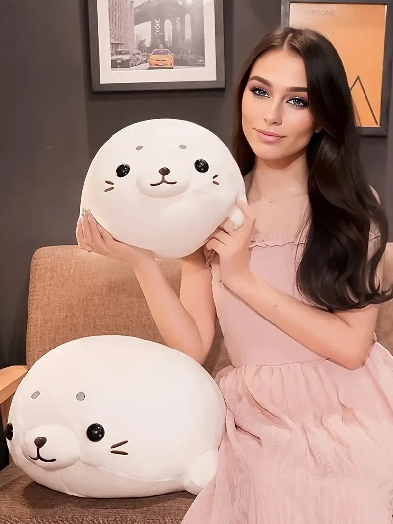 Adorable peluche de foca blanca: suave, tierno y creativo, con postura acostada.