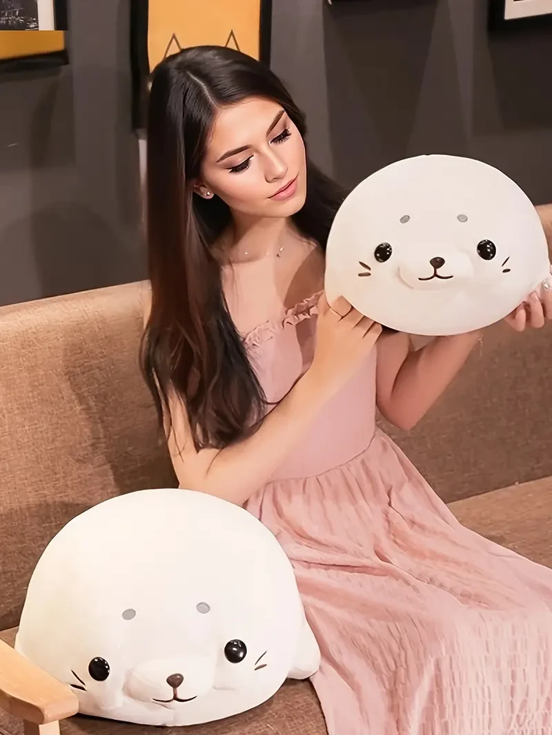 Adorable peluche de foca blanca: suave, tierno y creativo, con postura acostada.