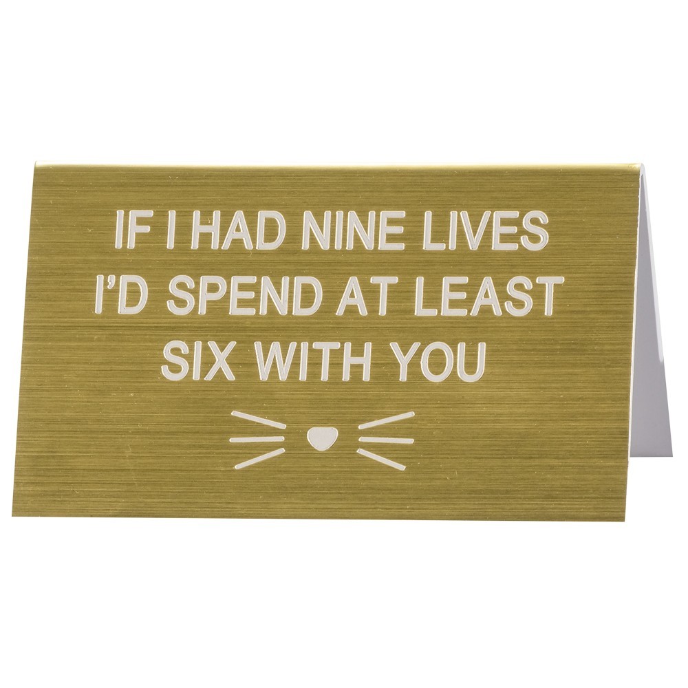 Letrero grande para escritorio con el mensaje "Di qué gato seis vive contigo"