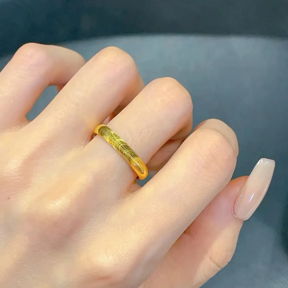 Anillo intermitente de ojo de gato dorado