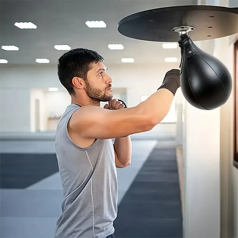 Saco de boxeo colgante con forma de pera para entrenamiento en gimnasios interiores.