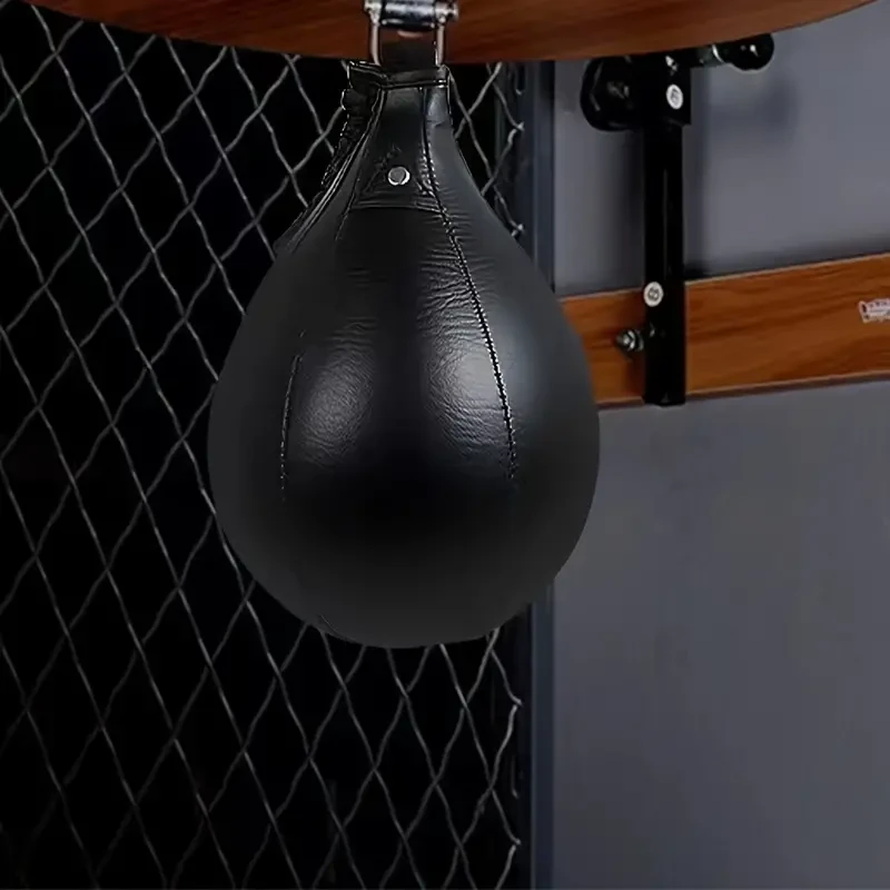 Saco de boxeo colgante con forma de pera para entrenamiento en gimnasios interiores.
