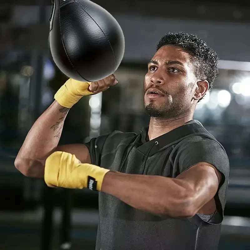 Saco de boxeo colgante con forma de pera para entrenamiento en gimnasios interiores.