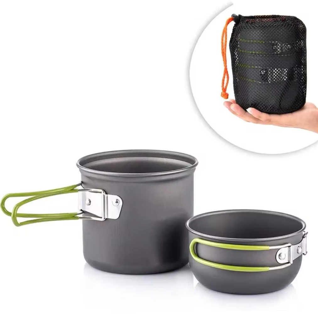 Desorden de utensilios de cocina para acampar
