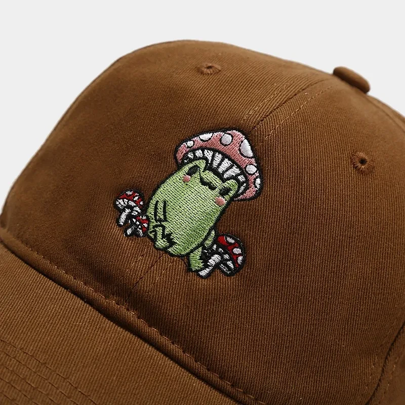 Gorra de béisbol bordada con diseño de rana y hongo de dibujos animados