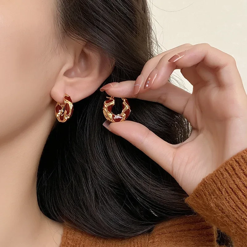 Pendientes de aro pequeños con textura de metal y esmalte de color moderno para mujer, chapados en oro, con hebilla de oreja llamativa, regalos creativos.