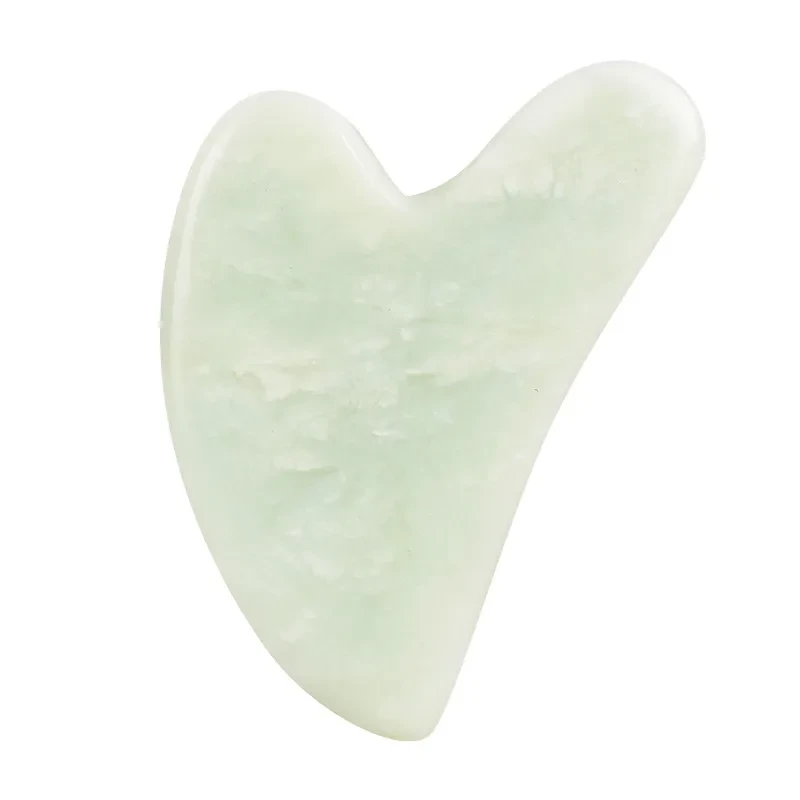 Masaje facial de belleza con forma de corazón de jade
