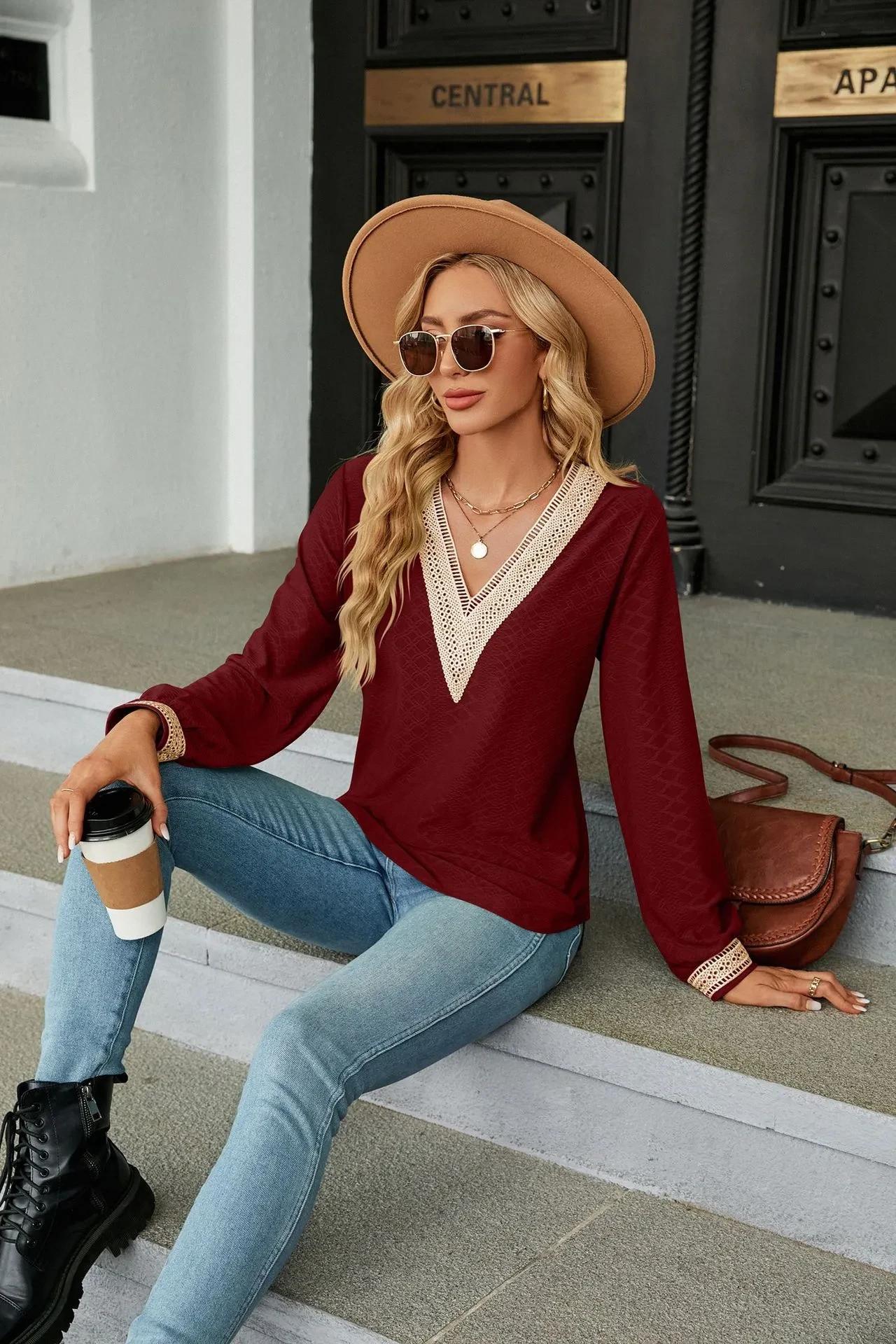 Camiseta holgada de manga larga con cuello en V y costuras de encaje para mujer
