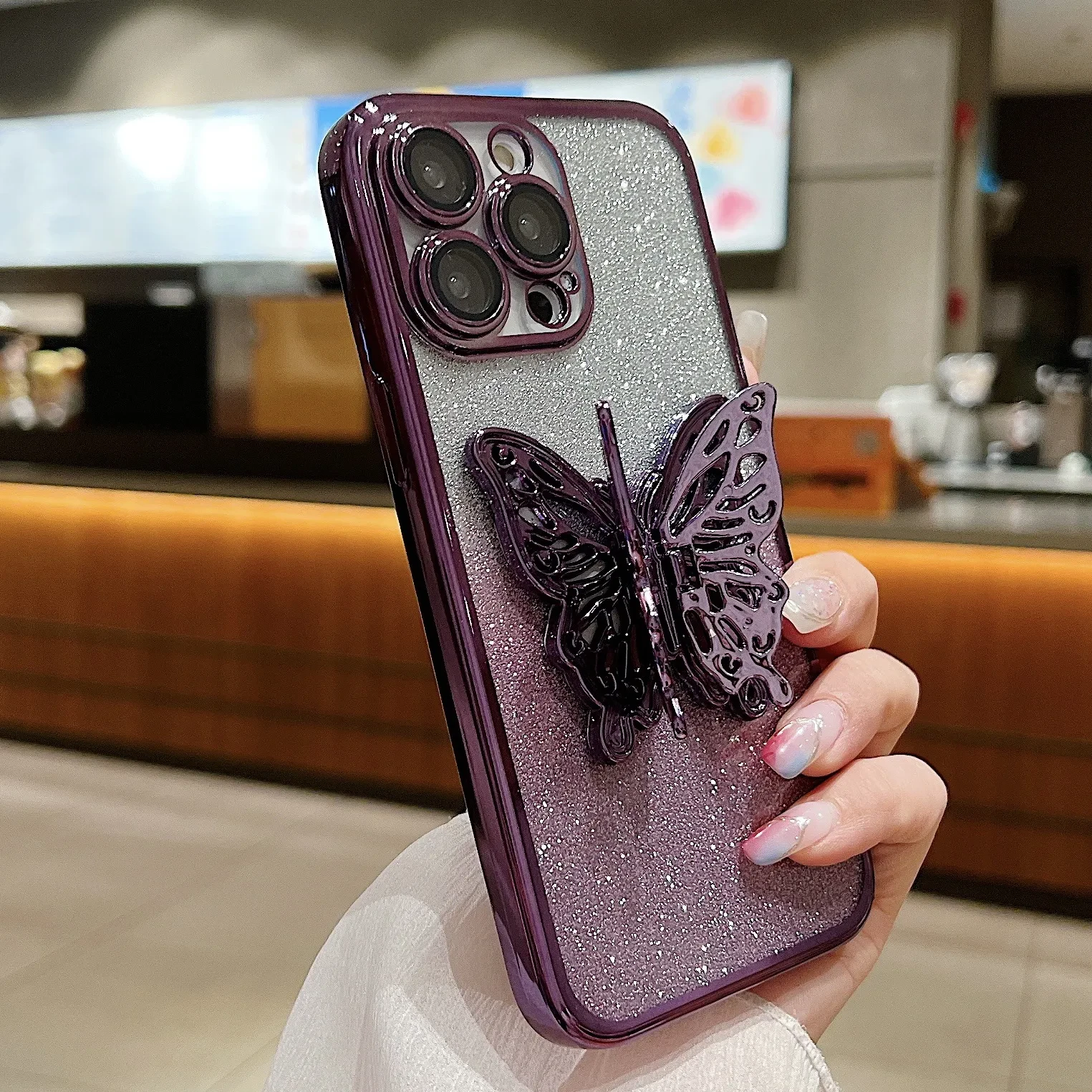 Funda protectora para teléfono con diseño de mariposa hueca y revestimiento transparente degradado